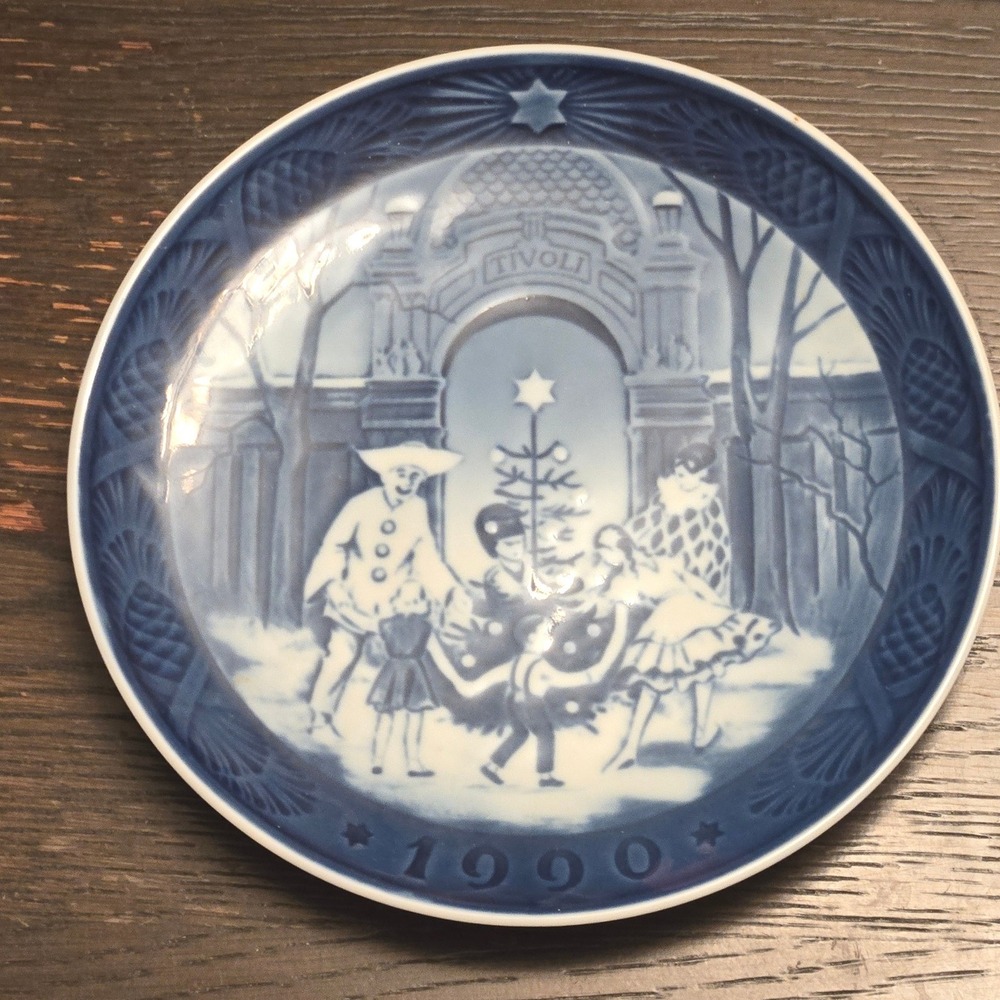 1990 Royal Copenhagen Christmas at Tivoli Blue White Porcelain Collector Plate